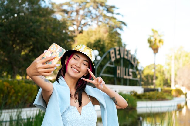 Junge Frau mit gefärbtem Haar, die ein Selfie macht