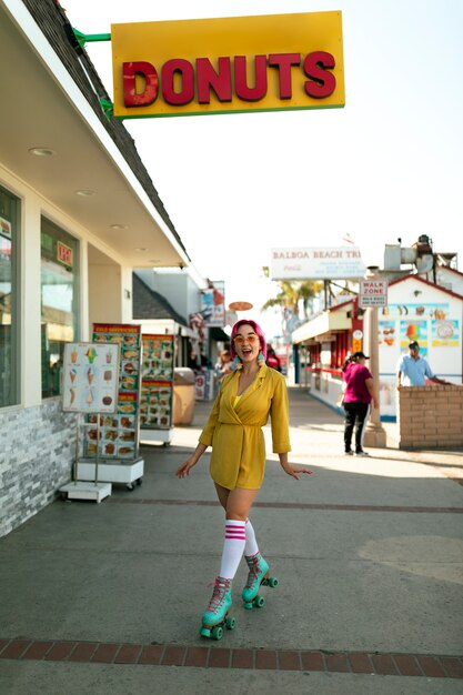 Junge Frau mit gefärbtem Haar in der Nähe des Ladens