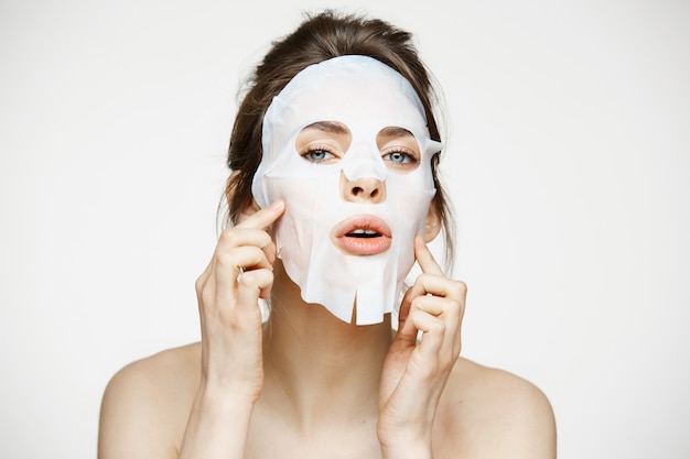 Junge Frau mit Gesichtsmaske. Beauty Spa und Kosmetologie.