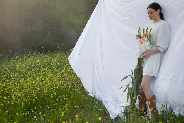 Junge frau mit gladiolen in der natur