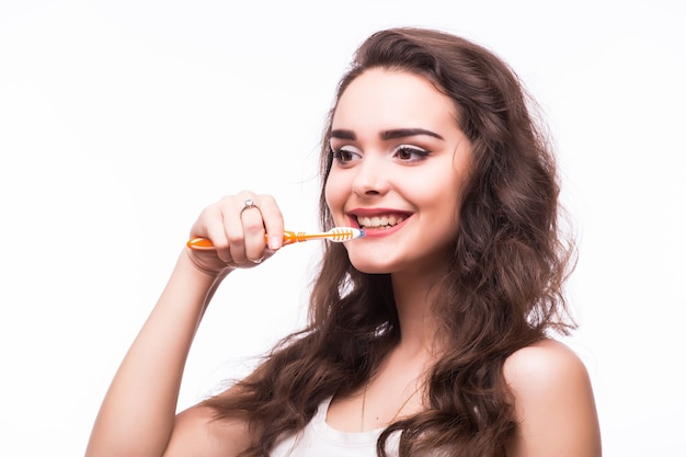 Junge Frau mit großen Zähnen, die Zahnbürste halten, lokalisiert auf weißem Hintergrund
