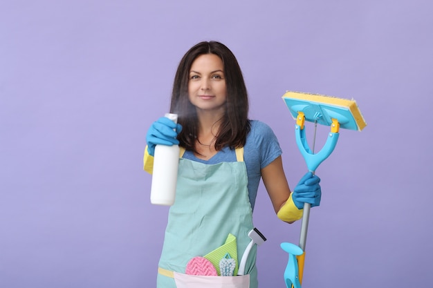 Junge Frau mit Gummihandschuhen, bereit zu reinigen