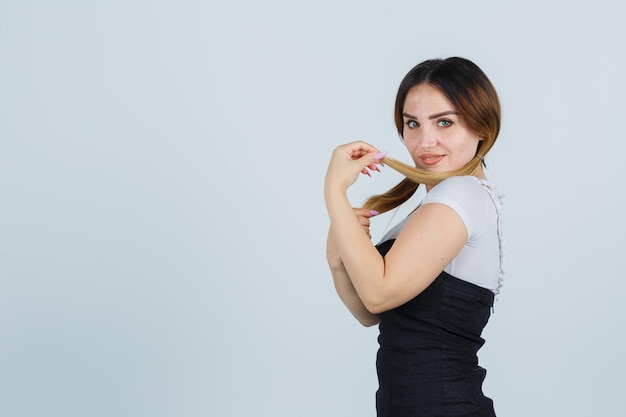 Junge Frau mit Haarsträhnen