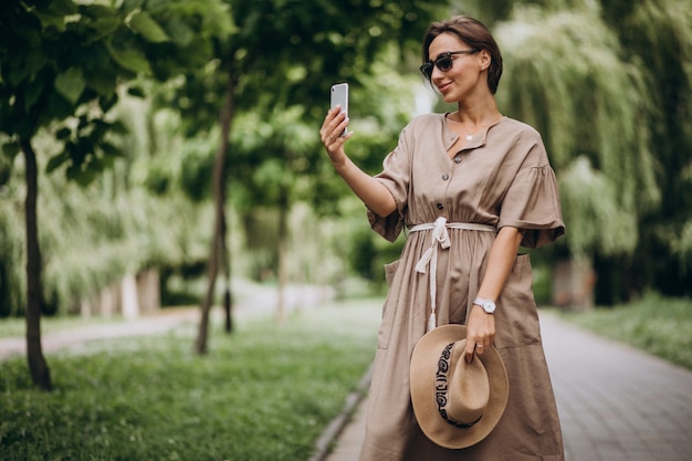 Junge Frau mit Handy im Park