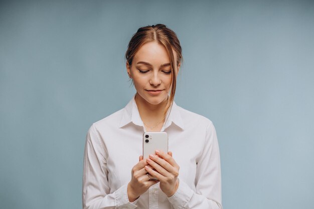 Junge Frau mit Handy