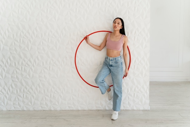 Kostenloses Foto junge frau mit hula-hoop