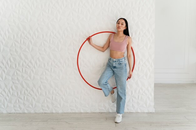 Junge Frau mit Hula-Hoop