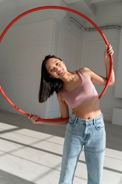 Junge Frau mit Hula-Hoop