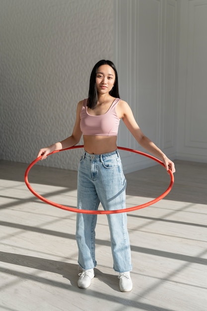 Kostenloses Foto junge frau mit hula-hoop