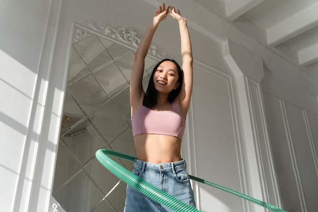 Kostenloses Foto junge frau mit hula-hoop