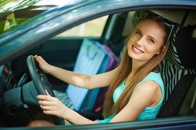 Junge frau mit ihrem auto zu fahren