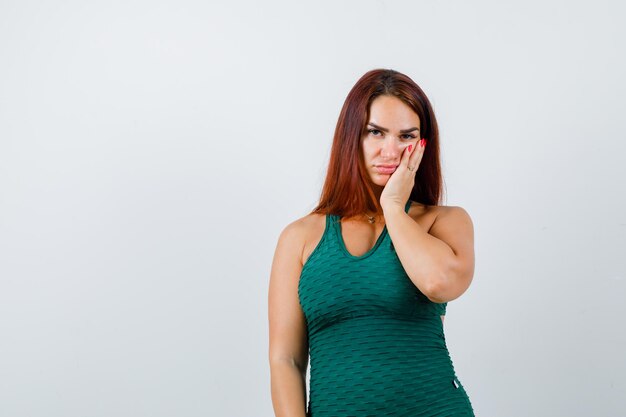 Junge Frau mit langen Haaren in einem grünen Bodycon