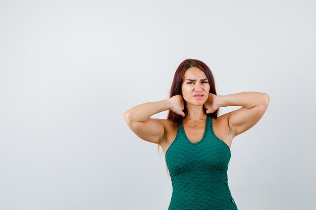 Junge Frau mit langen Haaren in einem grünen Bodycon