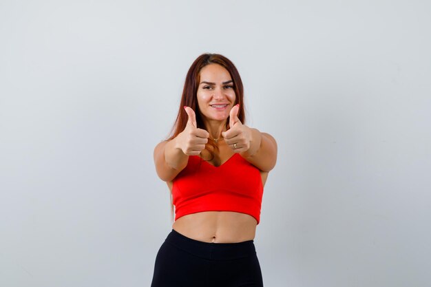 Junge Frau mit langen Haaren in einem orangefarbenen Trägershirt