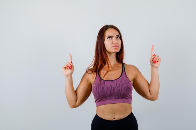 Junge Frau mit langen Haaren in Sportkleidung