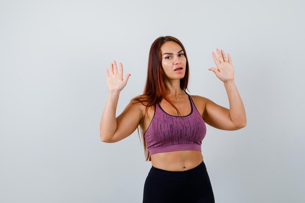 Junge Frau mit langen Haaren in Sportkleidung