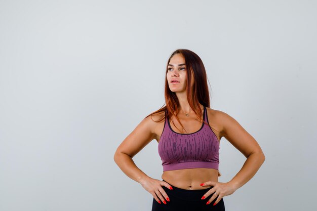 Junge Frau mit langen Haaren in Sportkleidung