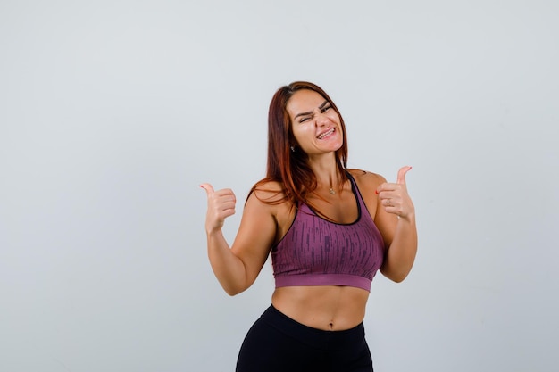 Junge Frau mit langen Haaren in Sportkleidung