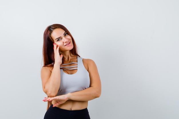 Junge Frau mit langen Haaren in Sportkleidung