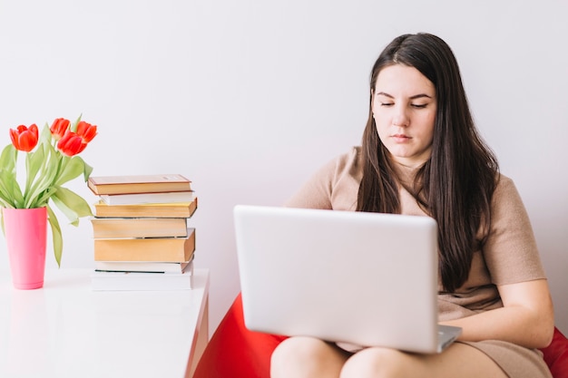 Kostenloses Foto junge frau mit laptop