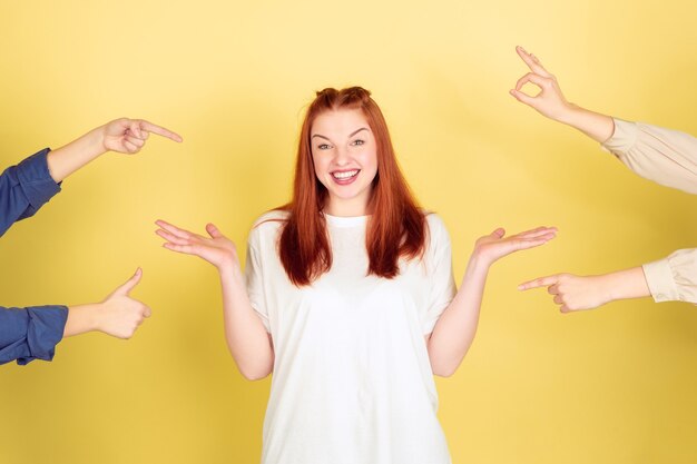 Junge Frau mit Leuten, die mit ihr sprechen