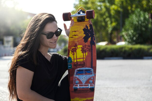 Junge Frau mit Longboard