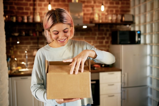 Junge Frau mit rosa Haaren posiert