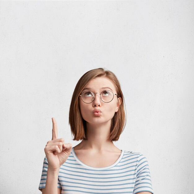 Junge Frau mit runder Brille und gestreiftem T-Shirt