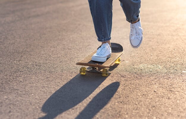 Junge Frau mit Skateboard-Nahaufnahme