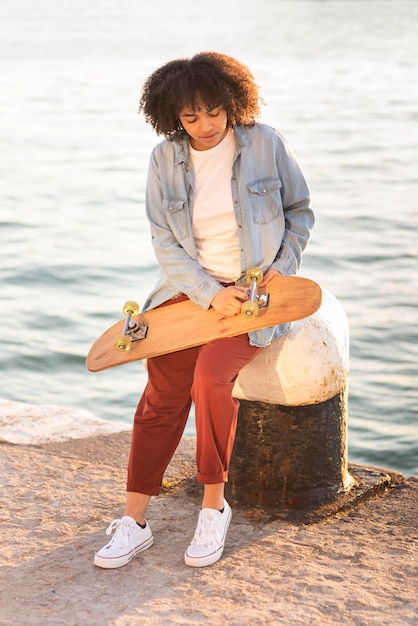 Junge Frau mit Skateboard