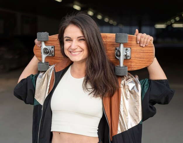 Junge Frau mit Skateboard