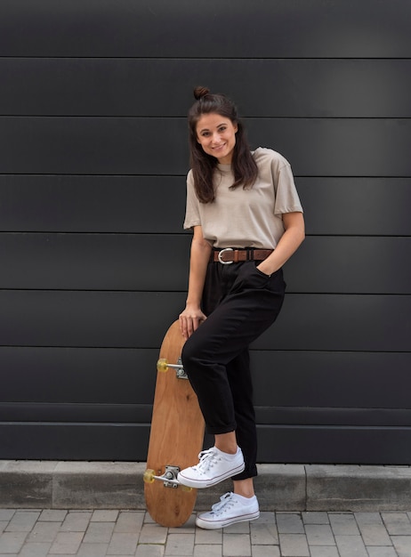 Junge Frau mit Skateboard