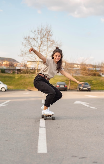 Kostenloses Foto junge frau mit skateboard