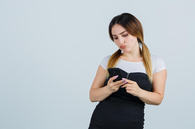 Junge Frau mit Smartphone