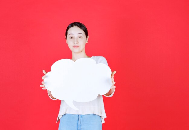Junge Frau mit Sprechblase mit Wolkenform