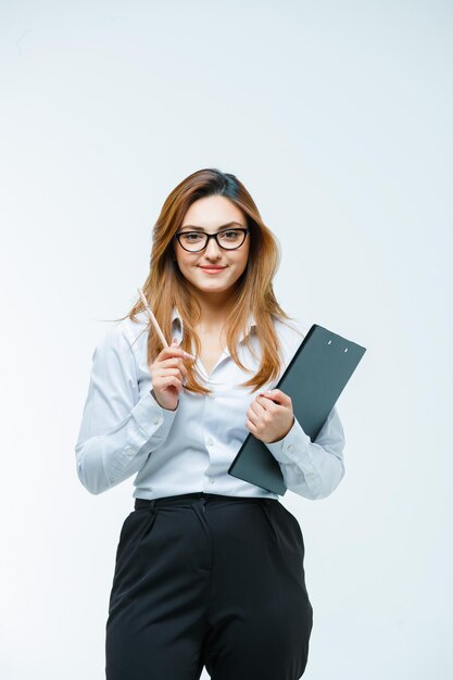 Junge Frau mit Stift und Klemmbrett