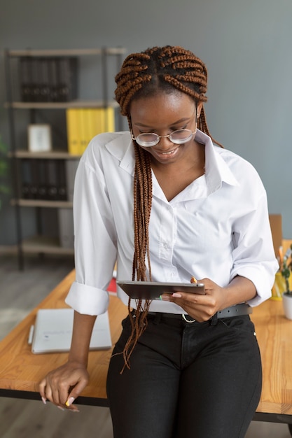 Junge Frau mit Tablet bei der Arbeit