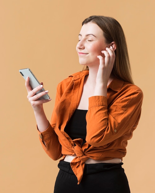 Kostenloses Foto junge frau mit telefon