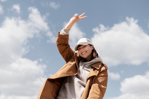 Junge Frau mit Trucker-Hut