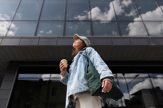 Kostenloses Foto junge frau mit trucker-hut