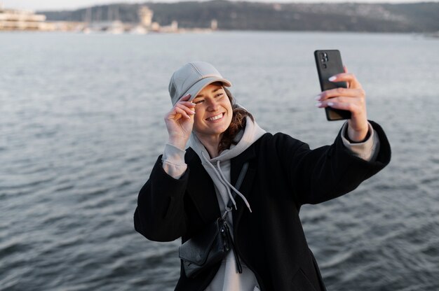 Kostenloses Foto junge frau mit trucker-hut