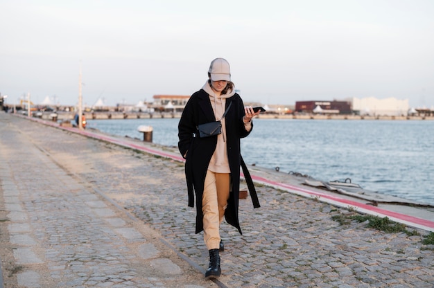 Junge Frau mit Trucker-Hut