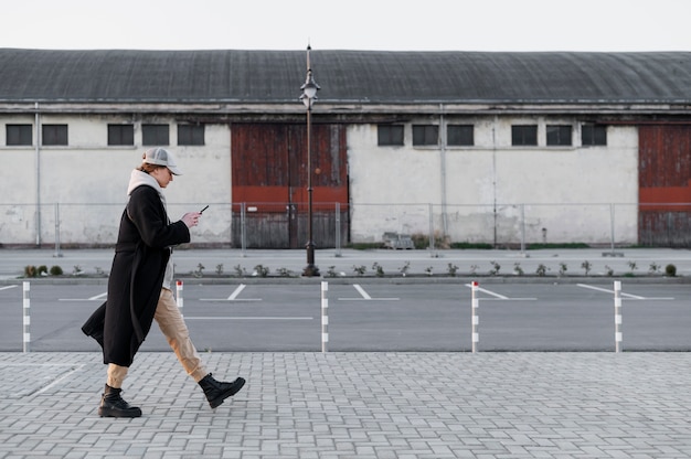 Kostenloses Foto junge frau mit trucker-hut