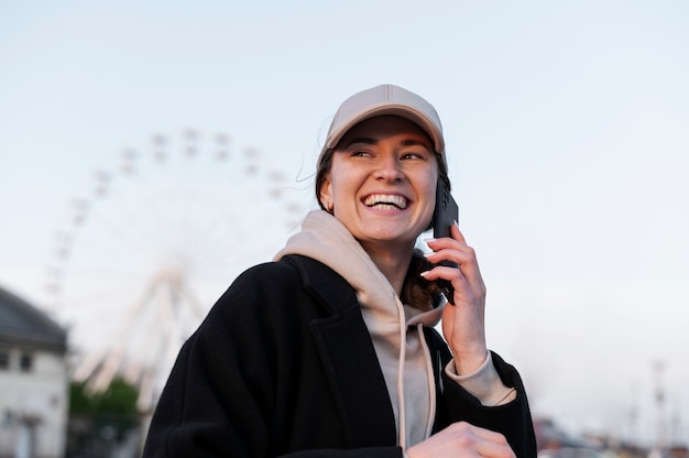 Junge Frau mit Trucker-Hut