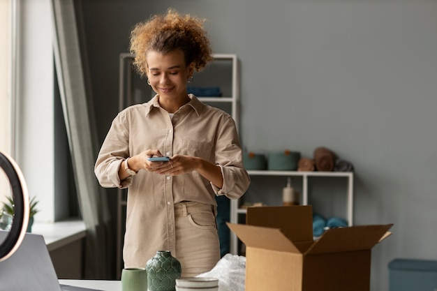 Kostenloses Foto junge frau organisiert live-shop