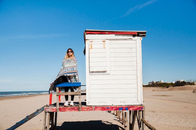 Junge Frau posiert am Meer