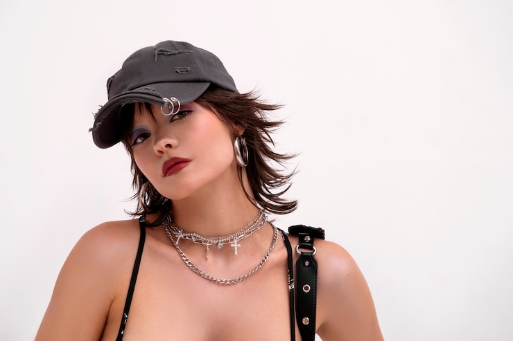 Kostenlose Foto junge frau posiert im modestil der 2000er jahre