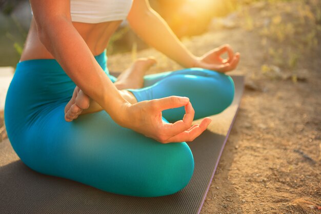 Junge Frau praktiziert Yoga