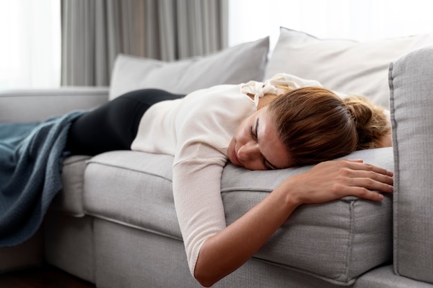 Junge Frau schläft auf der Couch