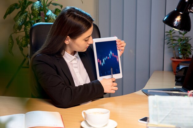 Junge Frau spricht, arbeitet während der Videokonferenz mit Kollegen, Mitarbeitern zu Hause.